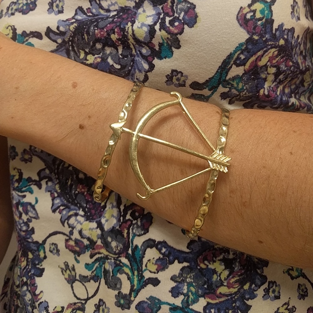 New✨Gold bow & arrow bangle